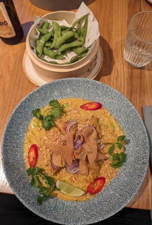 Edamame and vegan Tempeh-Noodles at RĪSI+NŪDELES in Liepaja