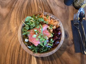 Poké bowl met tofu en allerlei toppings  at Hawaiian Poké Bowl in Arnhem