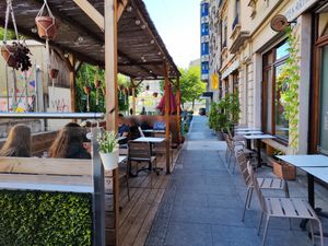 Outdoor seating at Les Petites Artisanes in Geneva