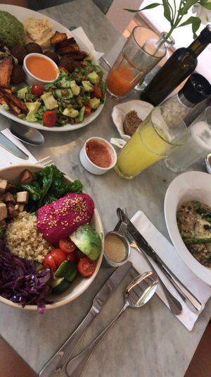 Buddha bowl primavera, ensalada meze y risotto de champiñones  at Quinoa in Las Condes
