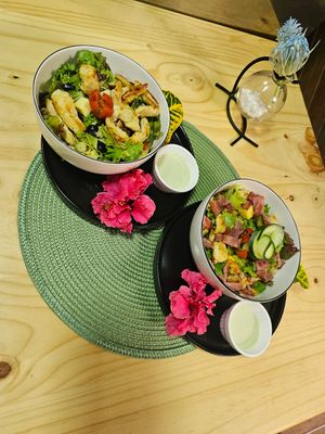 Ensalada Cesar y ensalada de la casa at Lewis's House in Puerto Viejo De Talamanca