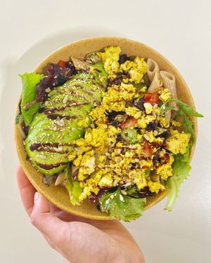 Salada bue boa com tofu mexido e abacate   at Mariacujá in Entroncamento