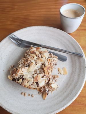 crumble of banana and chocolate w/ coffee at Sol Cozinha Vegetariana in Portimao