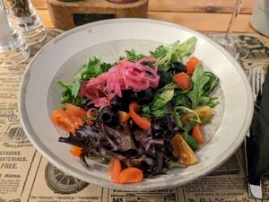 Gemischter Salat, Dressing Essig -Öl, wie gewöhnlich zum selbst dosieren at Pizzeria Piccolino in Zambujeira Do Mar