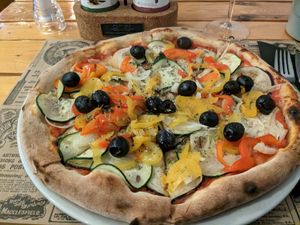 Vegane Pizza wie auf der Karte ausgewiesen. at Pizzeria Piccolino in Zambujeira Do Mar