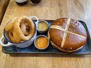 Onion Rings und Smashed Rösti Burger  at SIGGIS v/gan burger & co in Munich