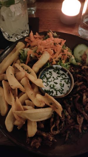 Pulled pork with fries, salad and a yoghurt sauce at SIGGIS v/gan burger & co in Munich
