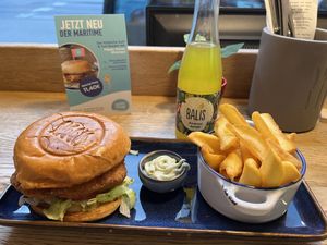 Crispy chicken burger and fries  at SIGGIS v/gan burger & co in Munich