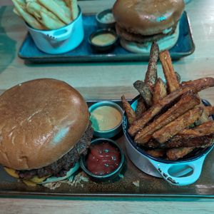 double smash burger with sweet potato fries at SIGGIS v/gan burger & co in Munich