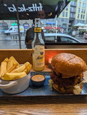 Nasty triple burger meal at SIGGIS v/gan burger & co in Munich