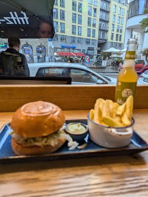 Crispy chicken sandwich meal at SIGGIS v/gan burger & co in Munich