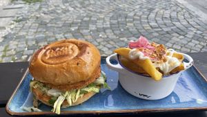 Crispy Chicken Burger mit Trüffel Fries  at SIGGIS v/gan burger & co in Munich