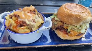 Smashed Rösti Burger mit loaded fries  at SIGGIS v/gan burger & co in Munich