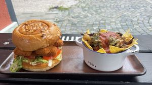Vish Burger mit Nachos  at SIGGIS v/gan burger & co in Munich