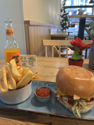 Lunch deal Cheeseburger + Fries  at SIGGIS v/gan burger & co in Munich