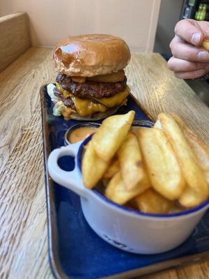 Triple Nasty Smash mit SIGGIS Fries   at SIGGIS v/gan burger & co in Munich