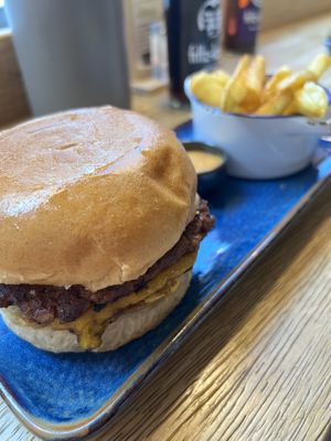 Double Smashed Cheese mit SIGGIS Fries  at SIGGIS v/gan burger & co in Munich