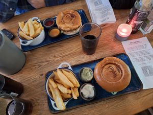 Burger menu (crispy chicken with fries) at SIGGIS v/gan burger & co in Munich