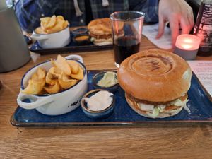Burger menu (crispy chicken with fries) at SIGGIS v/gan burger & co in Munich