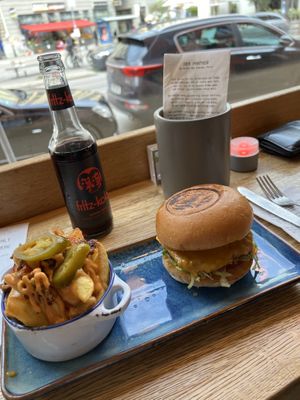 Lunch Deal (11€) mit Cheeseburger und Pommes (+Aufpreis für chipotel Pommes) + Getränk + Cookie   at SIGGIS v/gan burger & co in Munich