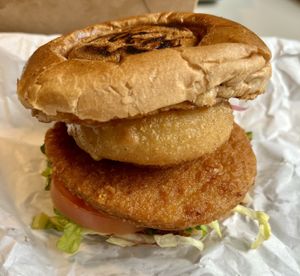 Crispy No-Chicken mit extra Onion Rings  at SIGGIS v/gan burger & co in Munich