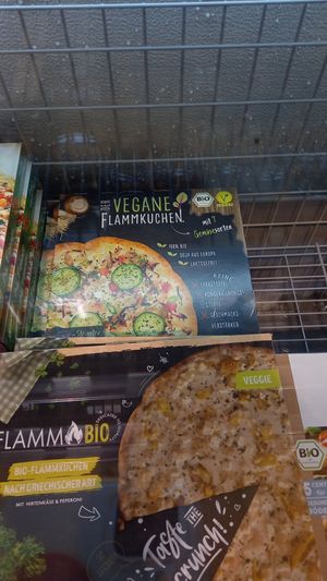 ein anderer veganer flammkuchen at Denns BioMarkt in Dortmund