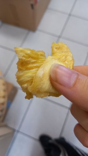 mir wurde getrocknete ananas zum probieren geschenkt (10/10) at Pur - loses & feines in Dortmund