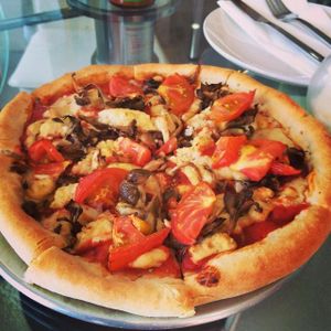 vegan pizza with mushrooma and tomato at Pizza Sun in Chatan