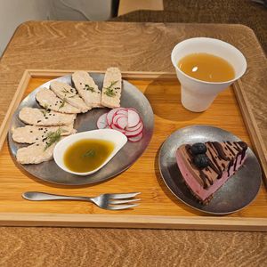 Raw tempeh with raw cake and apple juice at Yu Dei 余地 in Kowloon