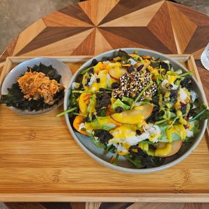 Salad bowl and kimchi at Yu Dei 余地 in Kowloon