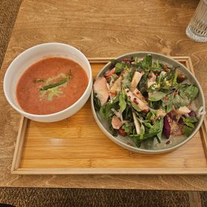 Salad bowl and soup at Yu Dei 余地 in Kowloon