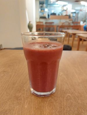 Banana Red Dragon Fruit Cacao Smoothie 香蕉火龍果可可露😋 at Yu Dei 余地 in Kowloon