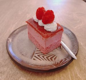 Triple raspberry cake at Yu Dei 余地 in Kowloon