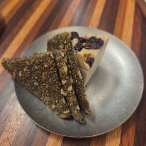 R&B rhum & black currants (vegan cheese) at Yu Dei 余地 in Kowloon