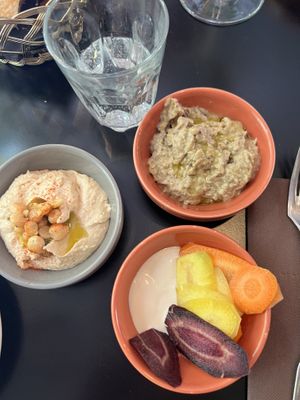 Hummus, babaganoush, verdure  at 21 House Of Stories Città Studi in Milan