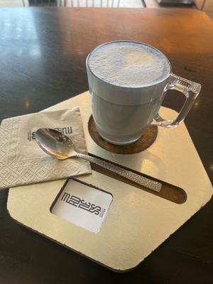 Latte à la spiruline et lait d avoine   at Madness Coffee Benidorm in Benidorm