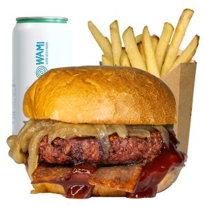 Bacon menù:
Potato bun, burger, caramelized onion, BBQ sauce, bacon. Served with airfried chips and water at Plant Bun in Turin