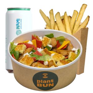 Caesar salad menù: Cutlet, Salad, Bacon, Cheddar, croutons, Mayo. Served with airfried chips and water at Plant Bun in Turin