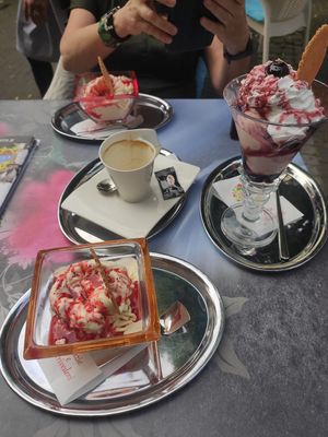 Alles lecker! at San Marino Eiscafé in Hagen