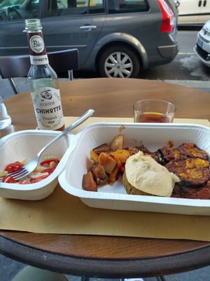 Panzanella, arancini con hummus, parmigiana e caponata at Cibó Vegan Food in Milan