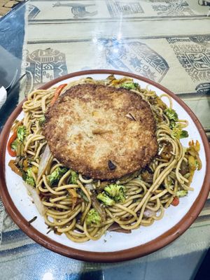 Pasta con verduras + burger de quinoa  at Tomate Vegetariano in La Paz