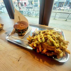 Crunchy chick'n burger with chilli fries at VEG'D - Vegan Burgers - NK in Berlin
