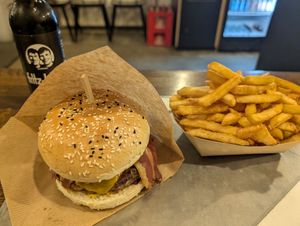 Burger und Pommes at VEG'D - Vegan Burgers - NK in Berlin