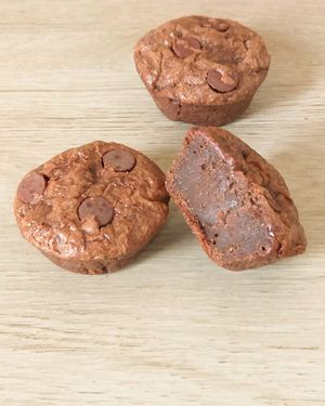 Brownie de chocolate com casquinha crocante e molhadinho por dentro! Equilibrado no sabor e na textura. at Veg Brown in Sao Paulo