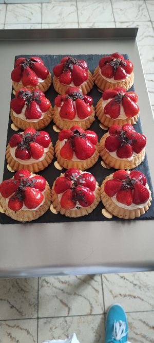 Vegane Erdbeertörtchen at Franzi's Café und Konditorei in Dasing