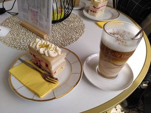 Gâteau aux baies et macchiato, tous deux vegans. at Franzi's Café und Konditorei in Dasing