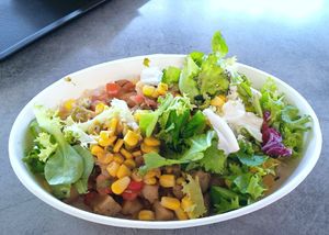 Burrito bowl con no pollo y ensalada at Restaurante Habanero in Tenerife