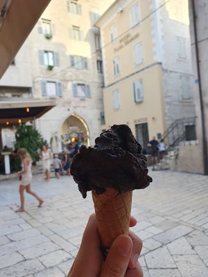 Vegan extra dark chocolate at Aroma - Obala HNP in Split