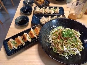 Vegane Maultaschen (gebraten und nicht gebraten), asiatische Nudelsalat at Isst Balance  in Titisee-neustadt