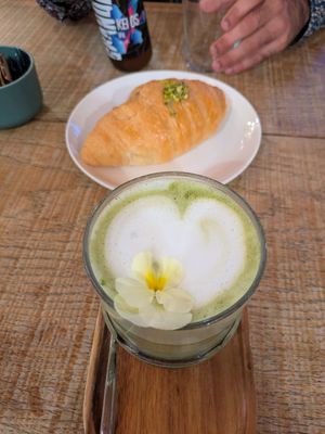 Matcha latte e croissant vegano al pistacchio at Il Cucinino in Santarcangelo Di Romagna